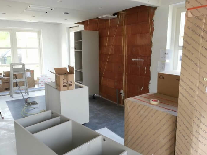 De nieuwe Snaidero keuken is bezorgd en wordt door Jan en Joop uitgepakt.