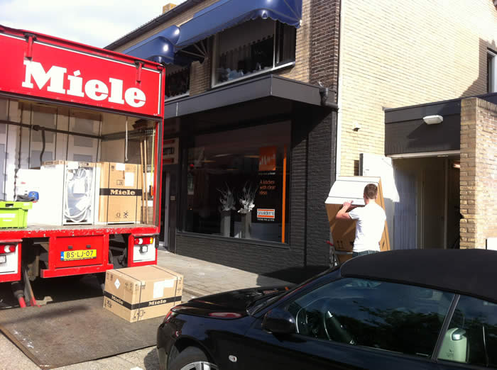 Een deel van de keuken apparatuur wordt bezorgd.
