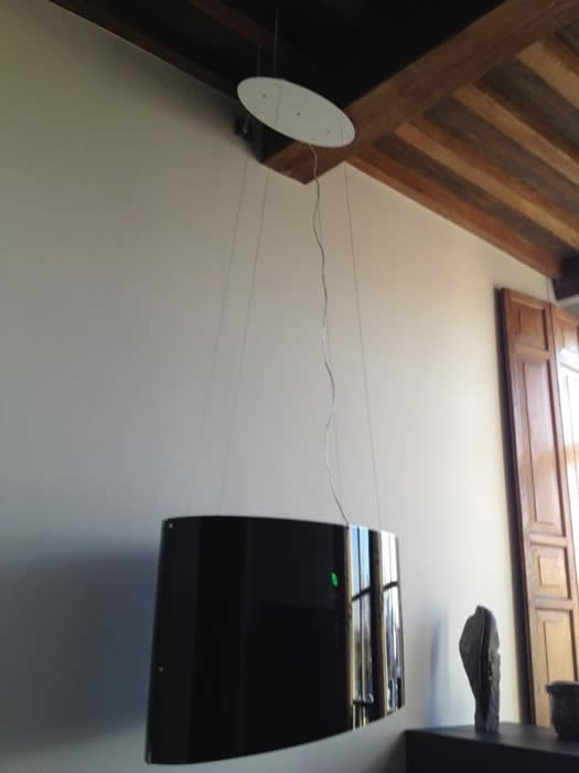 De afvoerloze afzuigkap hangt op aan een paar draden.